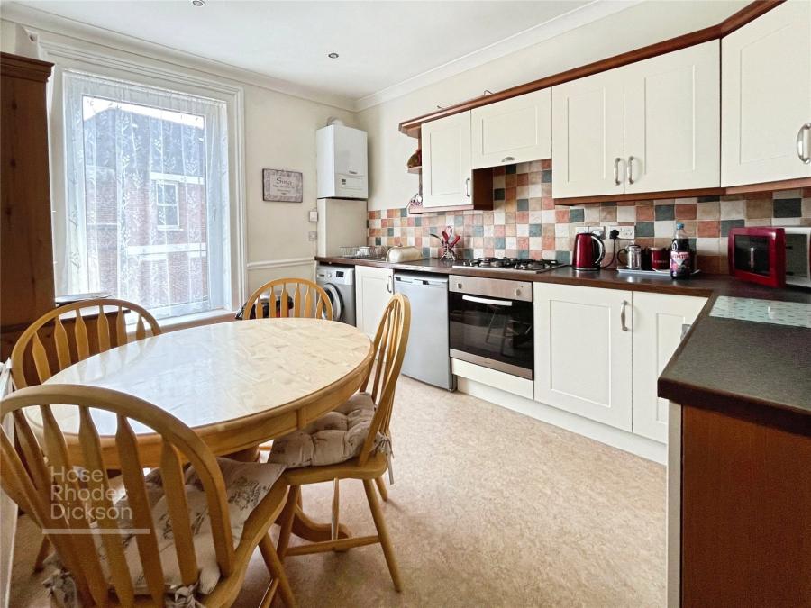 2 bedroom apartment to rent - High Street, Sandown, PO36
