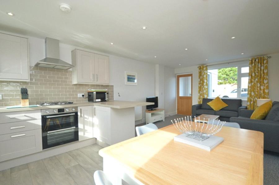 2 bedroom bungalow to rent - Fort Spinney Holiday Bungalows, Yaverland Road, Sandown, PO36