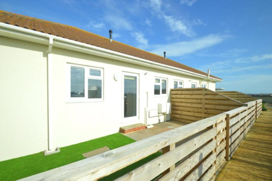 2 bedroom bungalow to rent - Fort Spinney Holiday Bungalows, Yaverland Road, Sandown, PO36