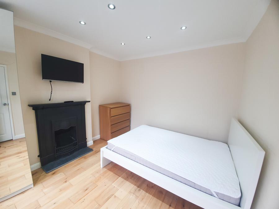 1 bedroom terraced to rent - Kings Chase, Brentwood, Essex, CM14 - Property View 2