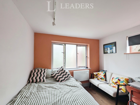 studio to rent - Meath Green Lane, Horley, RH6 - Property View 2