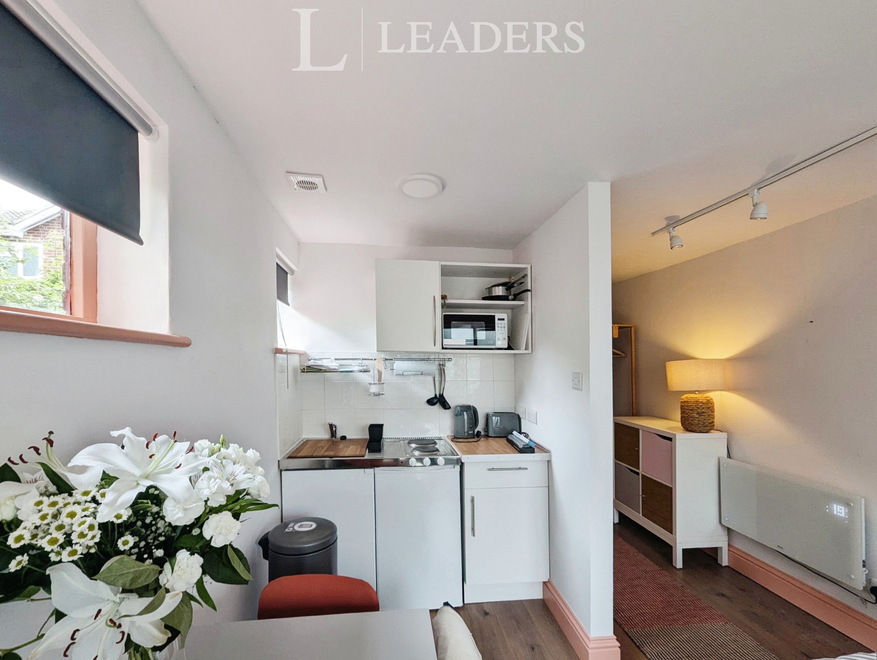 studio to rent - Meath Green Lane, Horley, RH6 - Property View 1