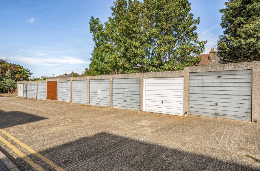 2 bedroom apartment for sale - Woodcote Road, Wallington, SM6 - Property View 3