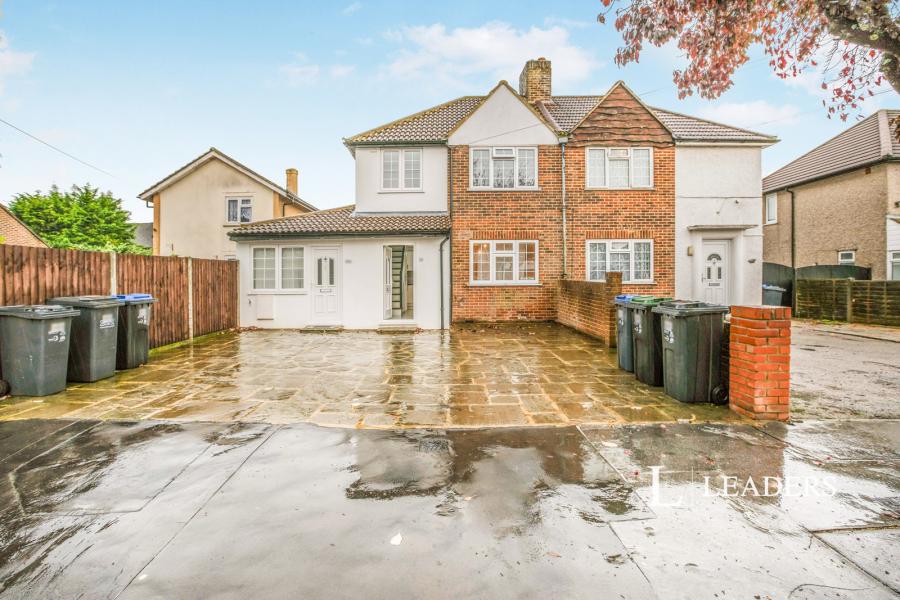 property to rent - Overbury Crescent, New Addington, Croydon, CR0 - Property View 1