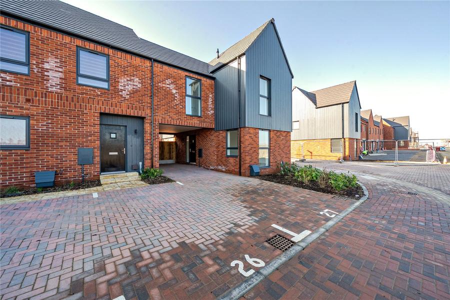 3 bedroom terraced to rent - Mistletoe Road, Houghton Regis, Dunstable, Central Bedfordshire, LU5 - Property View 1