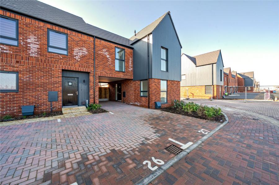 3 bedroom terraced to rent - Mistletoe Road, Houghton Regis, Dunstable, Central Bedfordshire, LU5 - Property View 1