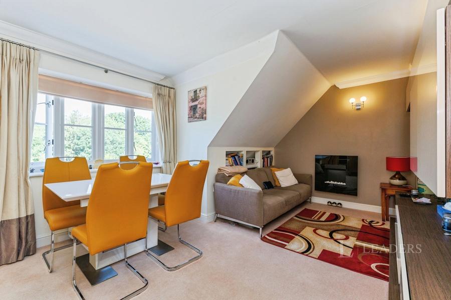 2 bedroom apartment to rent - Elizabeth House, Elizabeth Drive, Banstead, Surrey, SM7 - Property View 3