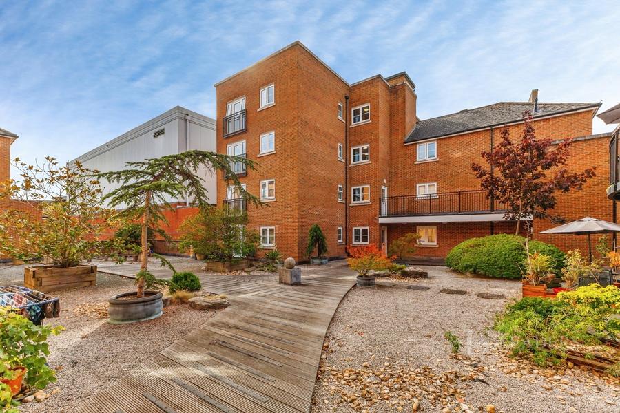 2 bedroom apartment to rent - Maple Gardens, 20-26 Upper High Street, Epsom, KT17 - Property View 1