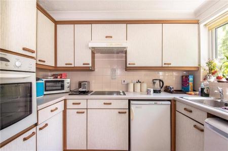 2 bedroom apartment to rent - Saddlers Court, South Street, Epsom, KT18 - Property View 3