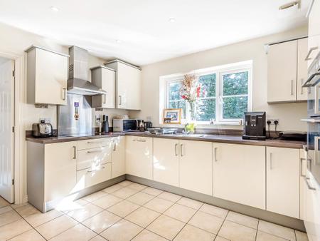 4 bedroom house to rent - The Hornets, Horsham, RH13 - Property View 2