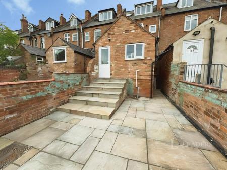 2 bedroom apartment to rent - 162 A Emscote Road