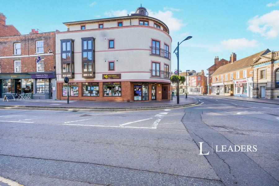 2 bedroom apartment to rent - High Street, Newport Pagnell, Buckinghamshire, MK16 - Property View 1