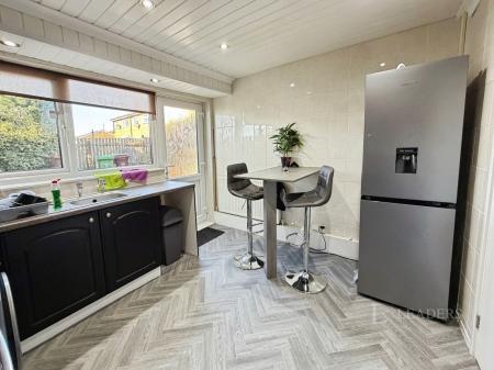 4 bedroom house to rent - Casper Court, Nottingham, Nottinghamshire, NG5 - Property View 3
