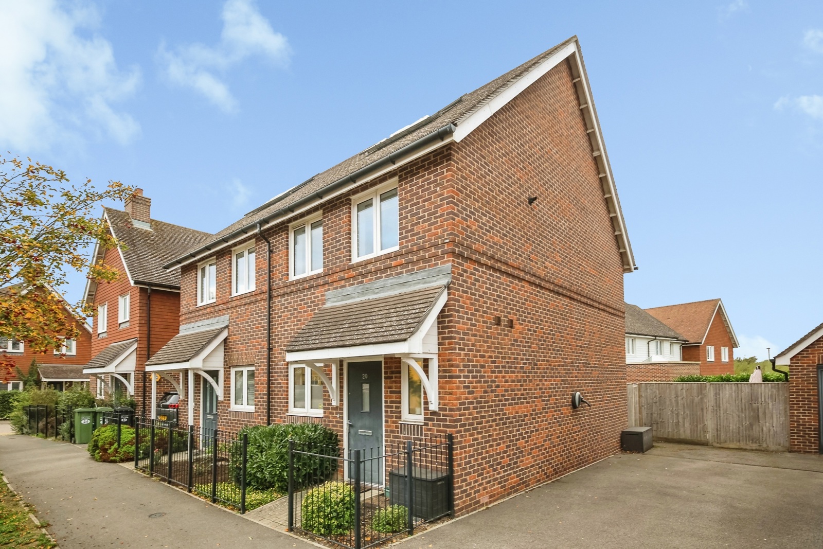2 bedroom house to rent - Moy Green Drive, Horley, Surrey, RH6 - Property View 1