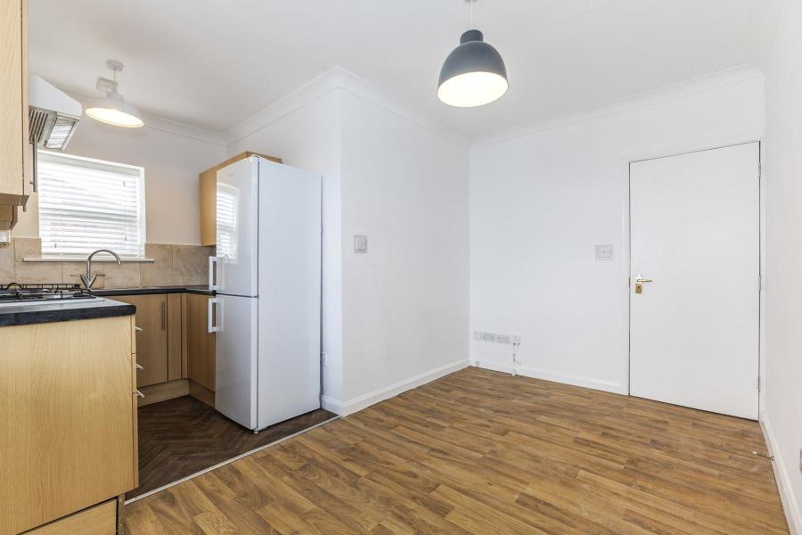 2 bedroom apartment to rent - Gander Green Lane, Sutton, SM1 - Property View 3