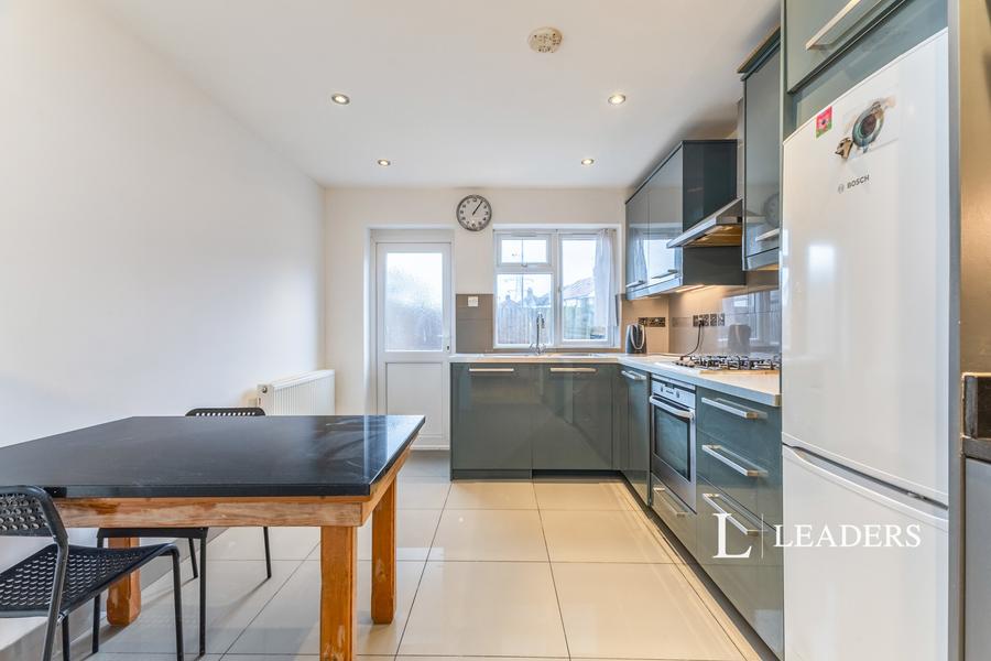 house to rent - Brookfields Avenue, Mitcham, CR4 - Property View 2