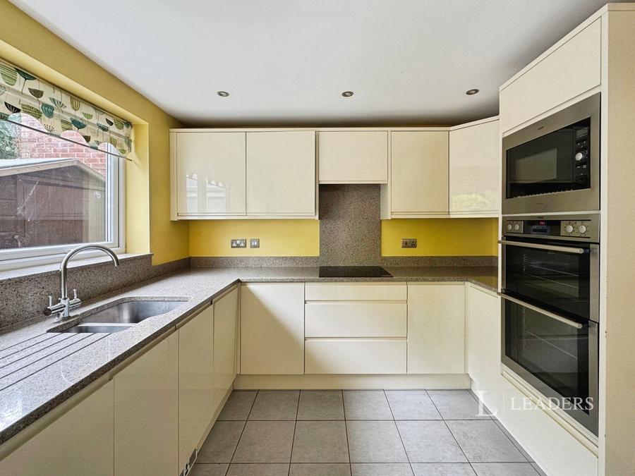 4 bedroom house to rent - Valley Park Drive, Clanfield, Waterlooville, Hampshire, PO8 - Property View 2