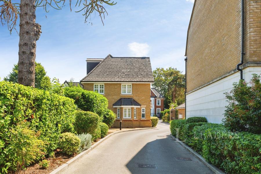 4 bedroom house to rent - Duchess Court, Weybridge, Surrey, KT13 - Property View 1