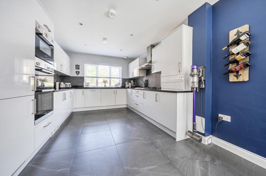4 bedroom house for sale - Phillips Close, Wokingham, Berkshire, RG41 - Property View 3