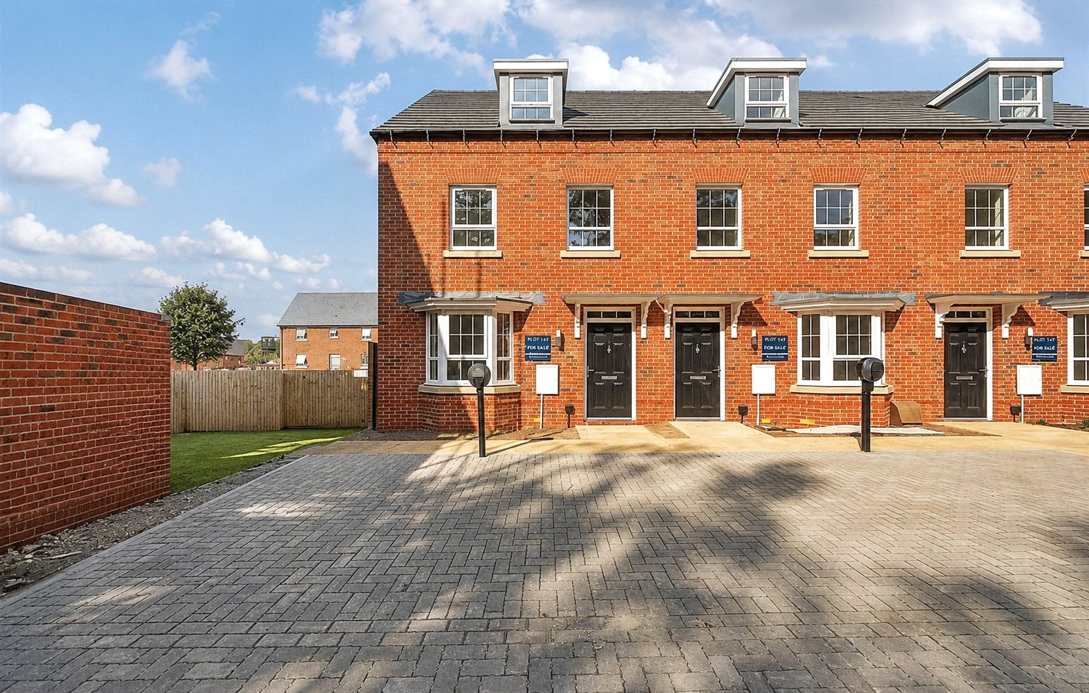 3 bedroom semi detached to rent - Bugle Grove, Finchwood Park, Wokingham, Berkshire, RG40 - Property View 1