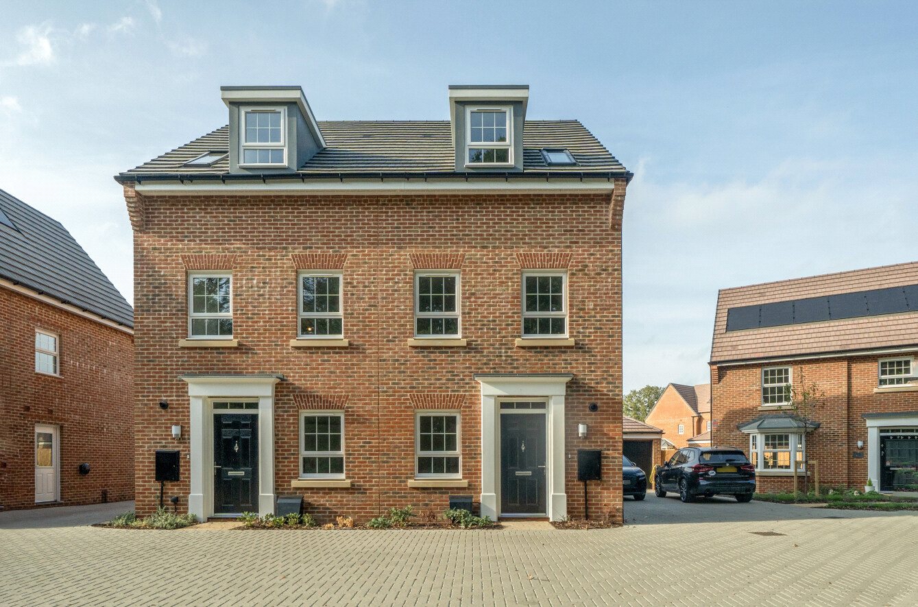 3 bedroom semi detached to rent - Bugle Grove, Finchwood Park, Wokingham, Berkshire, RG40 - Property View 1