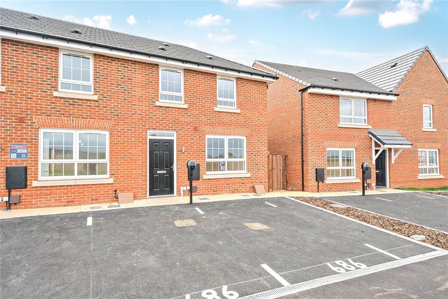 3 bedroom terraced to rent - Sandiacre Way, Broughton, Aylesbury, Buckinghamshire, HP22 - Property View 1