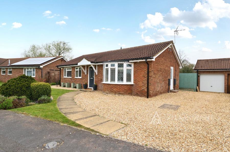 3 bedroom bungalow for sale - Magpie Way, Winslow, Buckingham, Buckinghamshire, MK18 - Property View 1