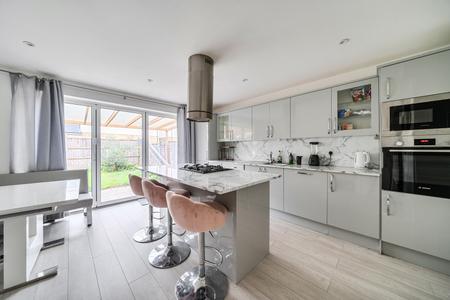 for sale yew avenue london 59304 - Gibbs Gillespie