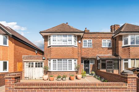 under offer hamilton road london 70650 - Gibbs Gillespie