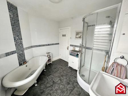 Family Bath & Shower Room