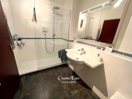 En-suite 2 - LOGO.jpg