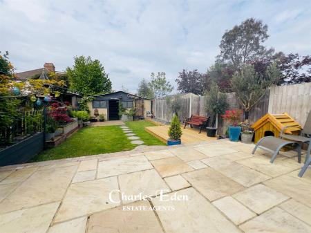 Rear Garden looking at dog kennel.jpg