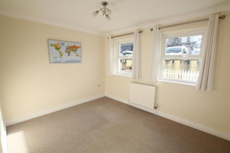 43a Pollard Close - 1 of 18.jpg