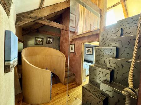 FIRST FLOOR LANDING