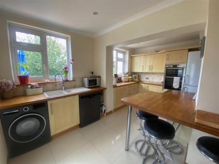 KITCHEN/BREAKFAST ROOM