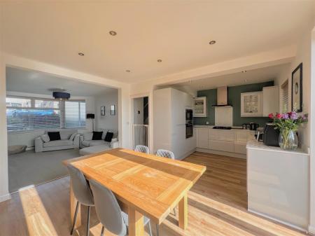 OPEN-PLAN KITCHEN/DINER AREA