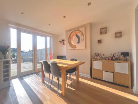 OPEN-PLAN KITCHEN/DINER AREA