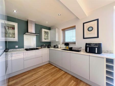 OPEN-PLAN KITCHEN/DINER AREA