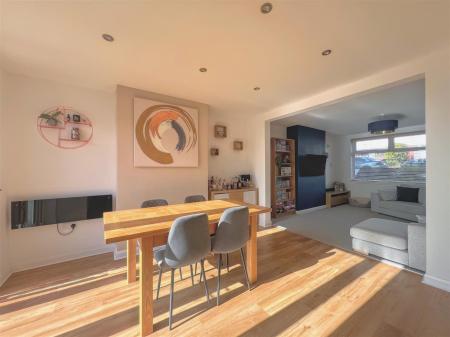OPEN-PLAN KITCHEN/DINER AREA