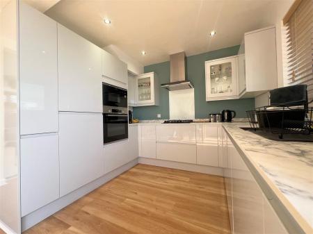 OPEN-PLAN KITCHEN/DINER AREA