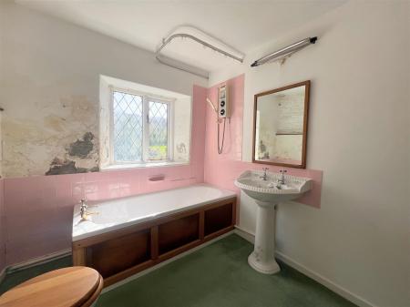 FAMILY BATHROOM