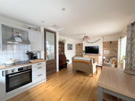 OPEN PLAN LIVING AREA