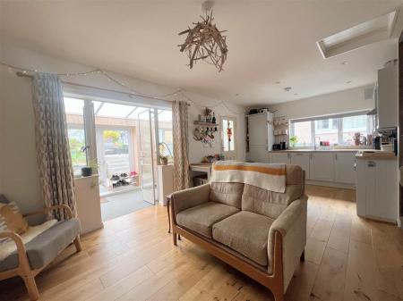 OPEN PLAN LIVING AREA