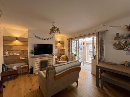OPEN PLAN LIVING AREA