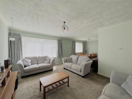 LOUNGE/DINER