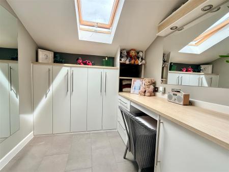 ENSUITE DRESSING ROOM