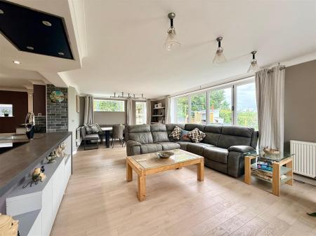 OPEN PLAN LIVING SPACE