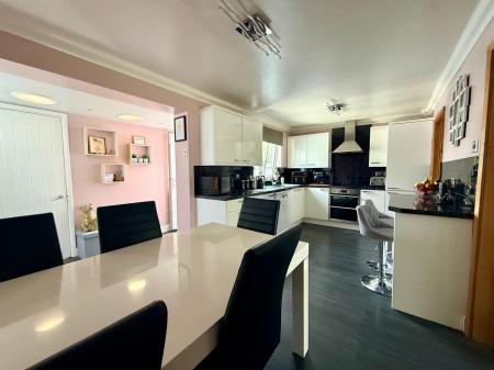KITCHEN/DINING ROOM