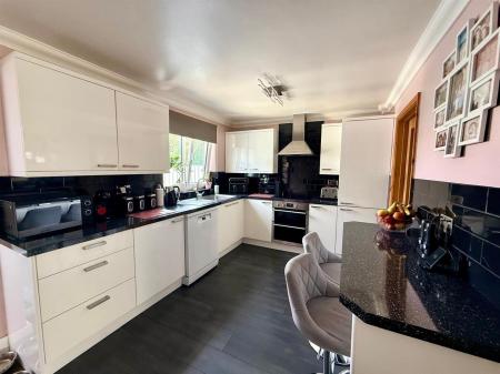 KITCHEN/DINING ROOM
