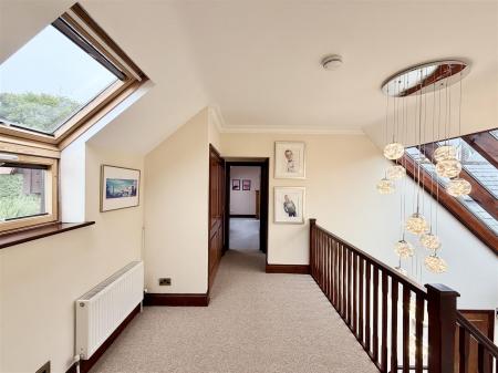 FIRST FLOOR GALLERIED LANDING